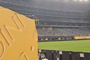 半岛体育注册网址-皇马飞机仍在盘旋&amp;未获得降落许可，球场播报情况