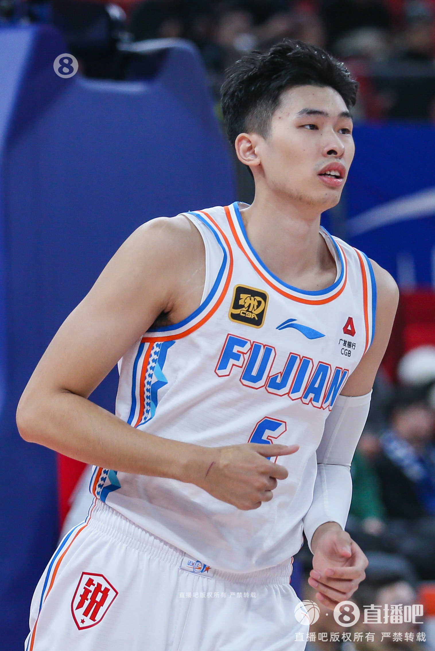 半岛体育APP-新秀合同今夏到期！媒体人：福建队老董事长发话 必须把邹阳留下