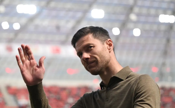 半岛体育-球评：阿隆索执教皇马将会改变传统阵型，以适应阿诺德的到来