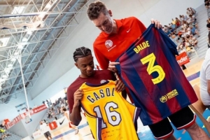 巴尔德&amp;加索尔互换球衣，巴萨官推晒照配文：英雄惜英雄