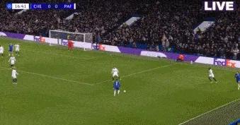 半岛体育-恩佐头球破门，主裁表示推人在先进球无效