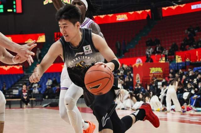 半岛体育注册网址-32分+6记三分！失意国手砍分能力不输小外援，郭士强该重点考察了